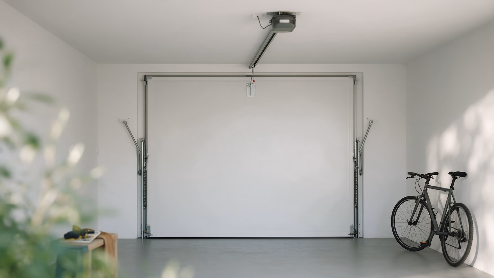 Motor de techo con brazo de arrastre en la puerta basculante del garaje de una vivienda