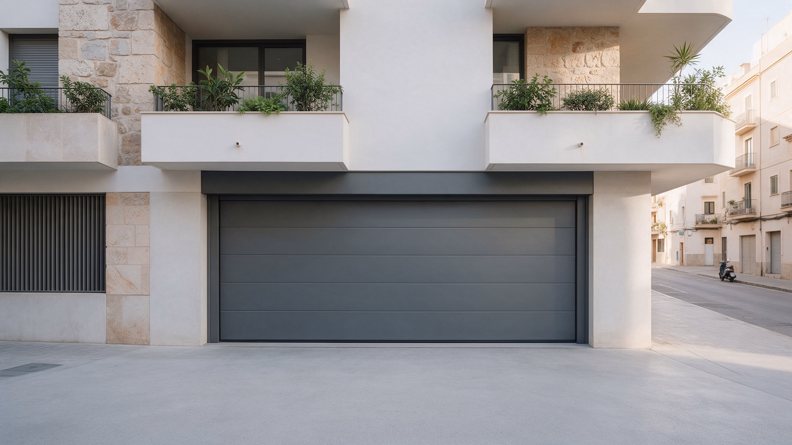 Puerta automática del garaje comunitario de un edificio de viviendas en Palma