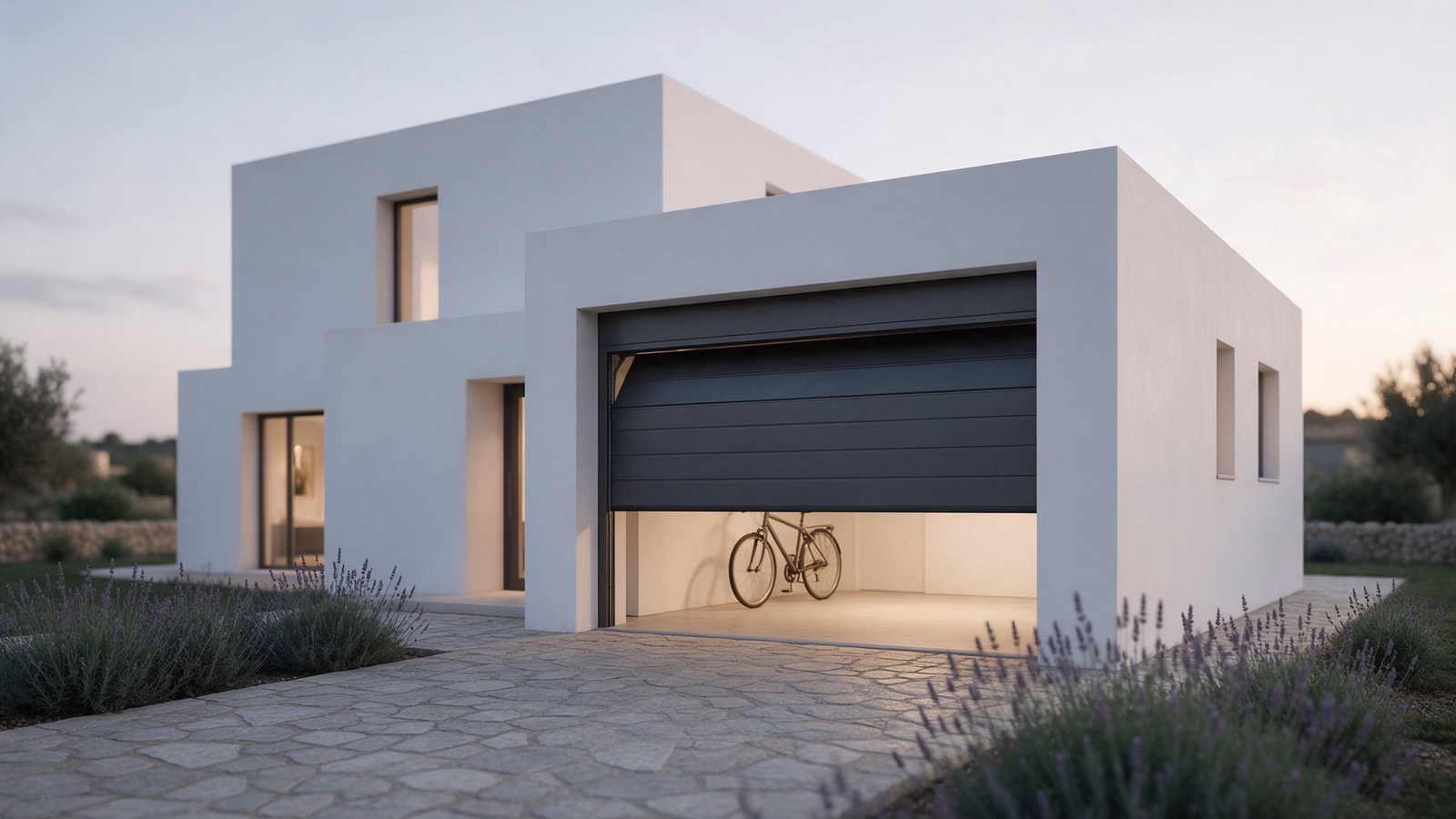 Puerta de garaje seccional entreabierta en una casa de Mallorca al anochecer