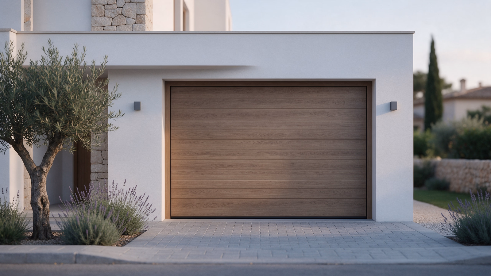 Puerta de garaje seccional con acabado madera en una vivienda unifamiliar de Mallorca
