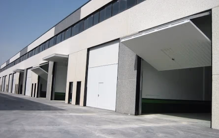 Puertas industriales modernas en edificio de oficinas.