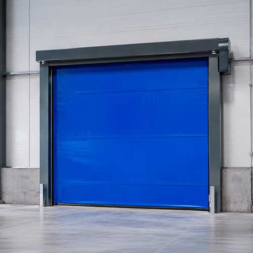 Puerta rápida industrial azul instalada en una nave