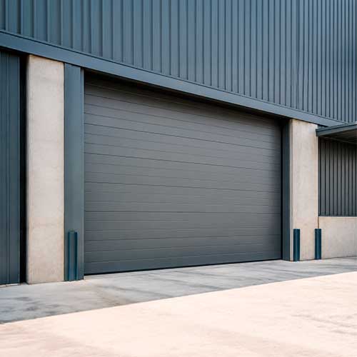 Puerta seccional industrial instalada en una nave