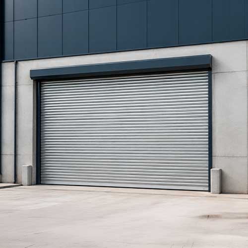 Puerta enrollable industrial metálica instalada en una nave